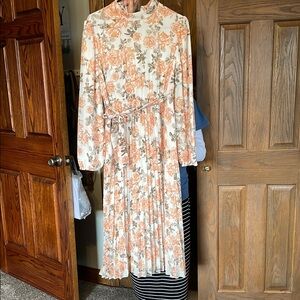 NWT Ada Faye peach and tan pleated dress
